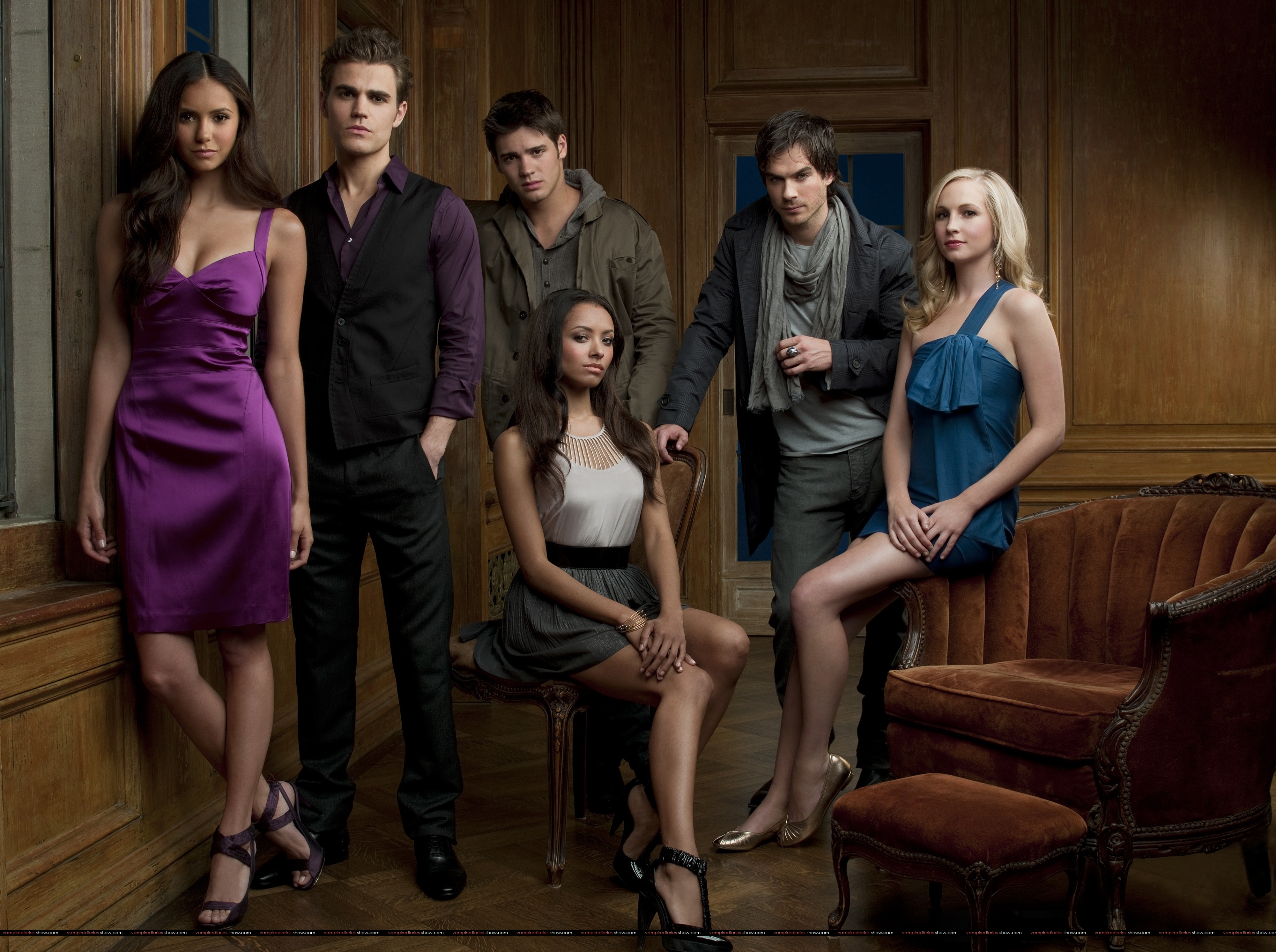 http://www.vampire-diaries.fr/wp-content/uploads/2009/09/vampire-diaries-season-1-fond-ecran-groupe.jpg