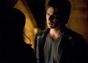 Episode 22:Damon et Elena retrouvent Caroline en pleurs devant le corps de Stefan. Caroline leur demande si Bonnie a un plan pour le faire revenir, Damon lui répond qu’ils vont tout faire pour le ramener …