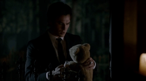 tvd-6x07-Damon-teddy-Bear