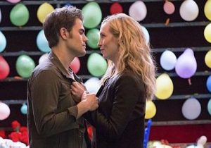 tvd-8x05-caroline-stefan-steroline-fete-forraine