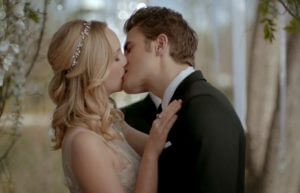 tvd 8x15 baiser mariage caroline stefan