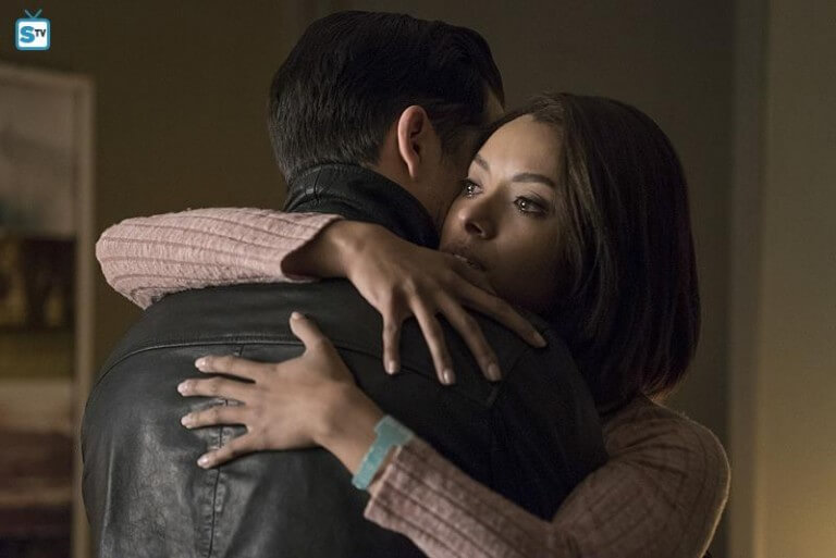 vampire diaries 7×18 Bonnie et Enzo hug Vampire Diaries France